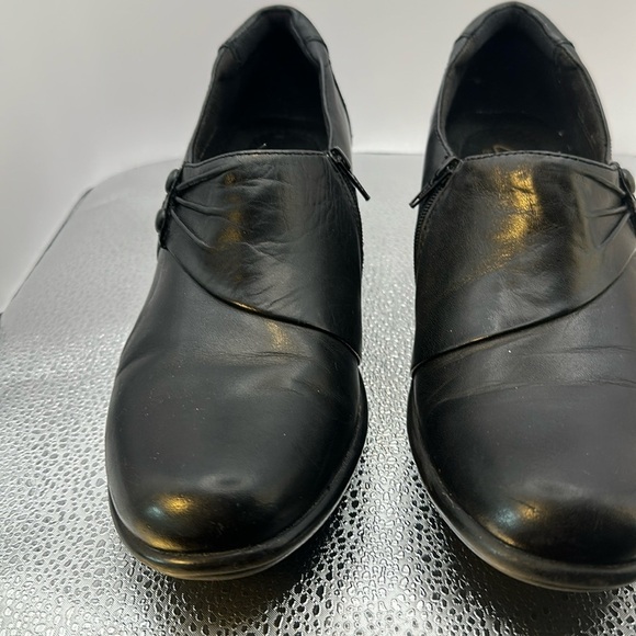 Clark shoes in excellent used condition. Size 8 1/2 the heel is 1  1/2 inches,​​ - Picture 1 of 7